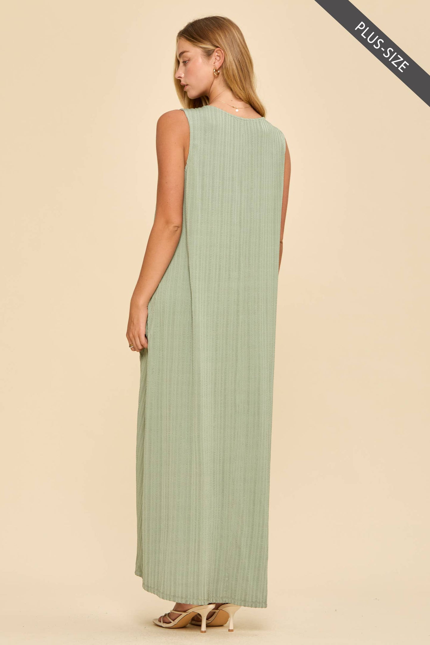 Curvy Textured V-Neck Maxi Dress
