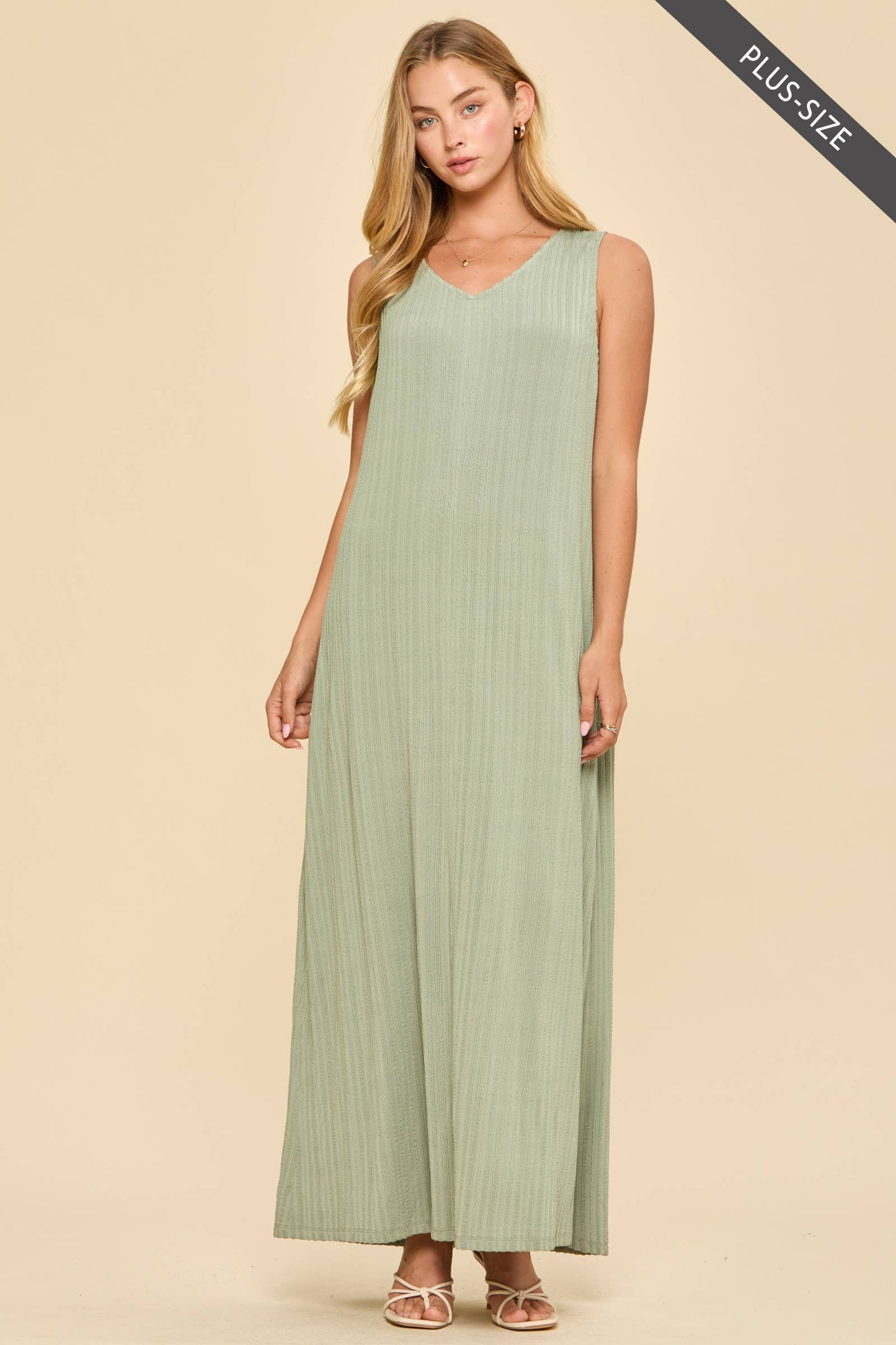 Curvy Textured V-Neck Maxi Dress